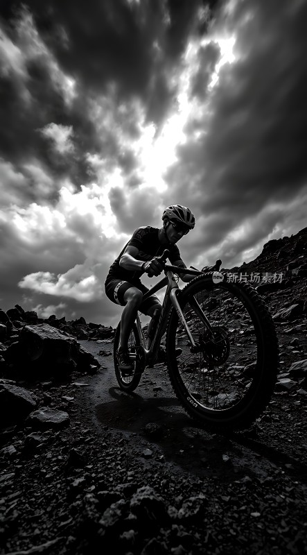 骑行者穿越崎岖山路