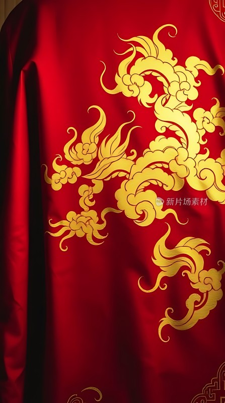红色龙纹锦袍