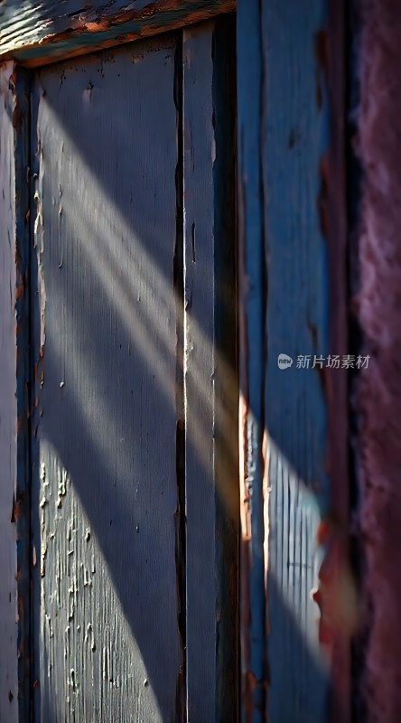 阳光下的旧木门
