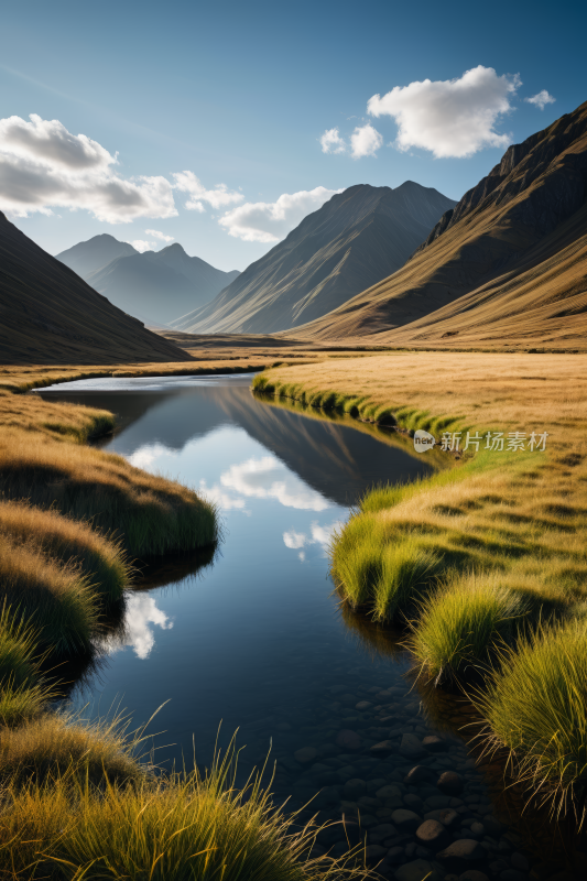 草地山脉中央一条小溪流过高清风景图片