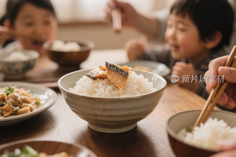 家庭温馨用餐场景