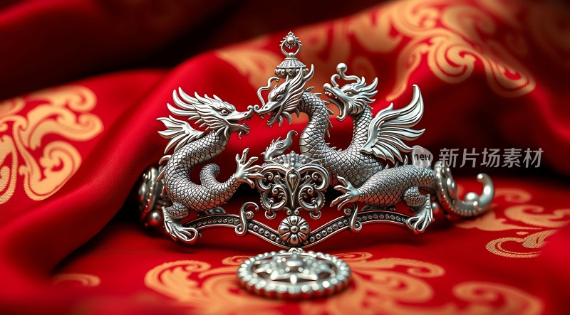 银色双龙戏珠头饰背景为红色布料