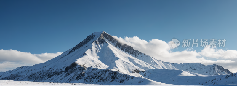 山被雪覆盖天空中有几朵云高清风景横幅图片