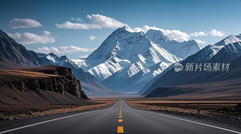 群山和远方道路组成的雪山风景图