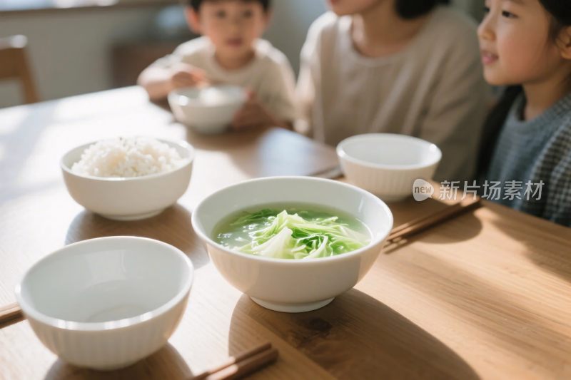 温馨家庭用餐场景