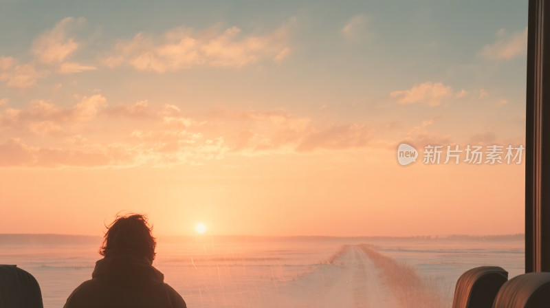火车上看日出的人