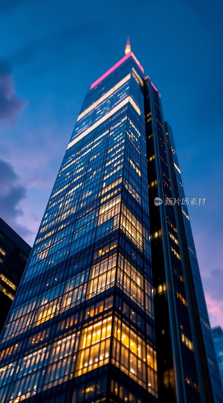 摩天大楼夜幕下的璀璨光芒