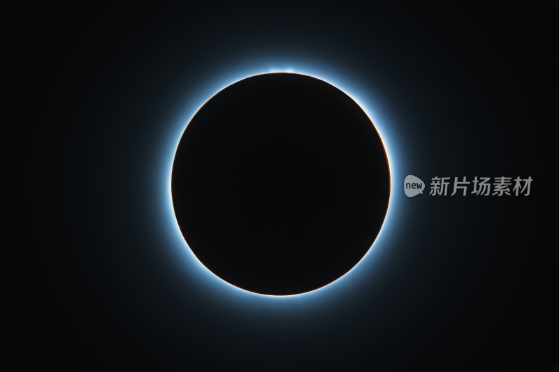 黑色日食特写带有明亮的蓝色光图片