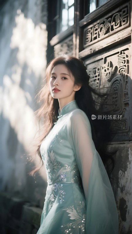 绿裙佳人倚古墙