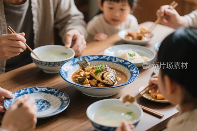 家庭聚餐用餐场景