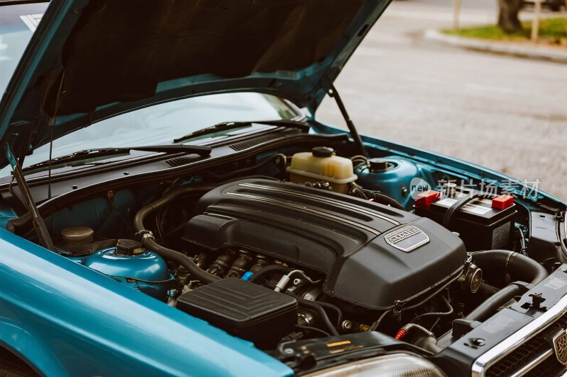 汽车引擎舱特写