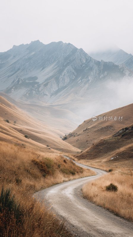 蜿蜒山间公路风景