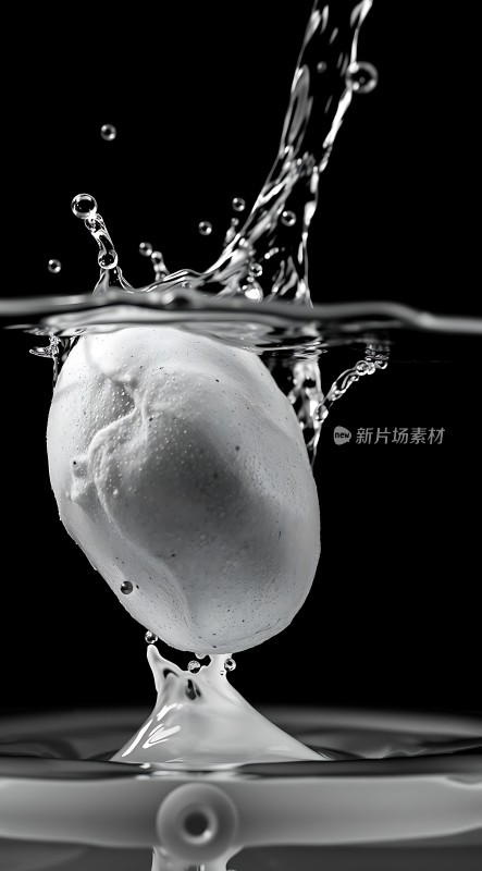 水花四溅的水果入水瞬间