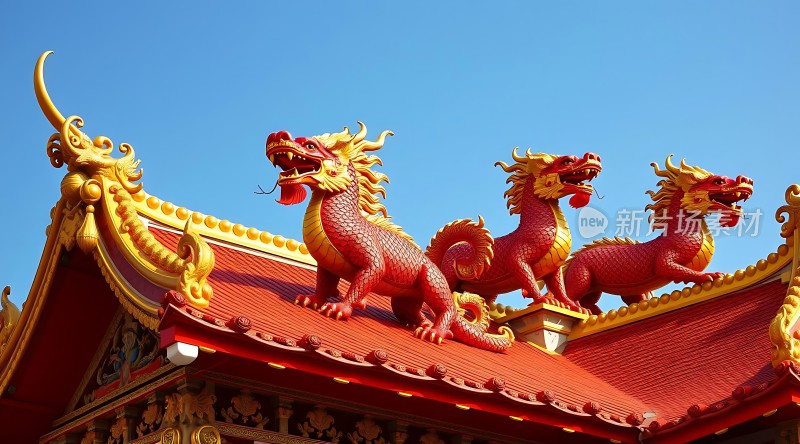 红色屋顶上的金色龙雕塑
