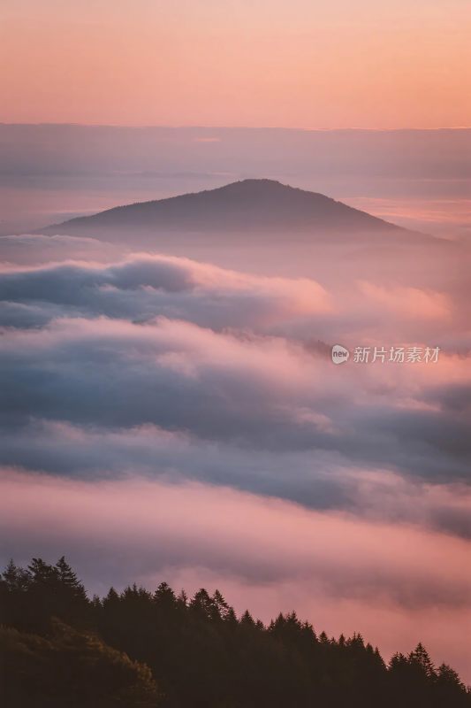云海中的山峦风景