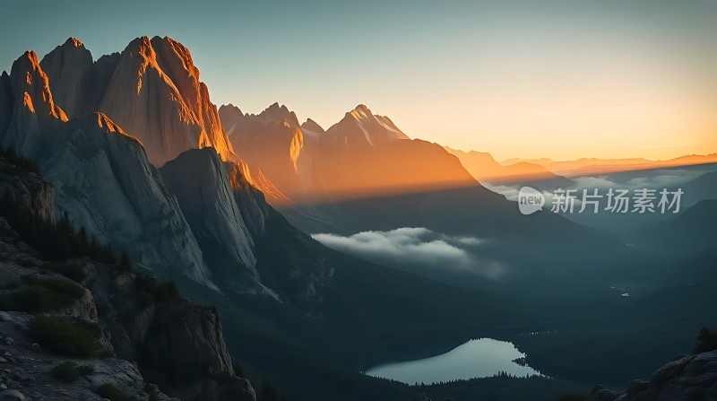 日出时分的壮丽山脉与湖泊景观
