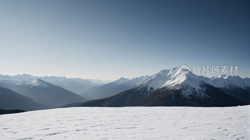 滑雪者雪山斜坡上欣赏山脉景色