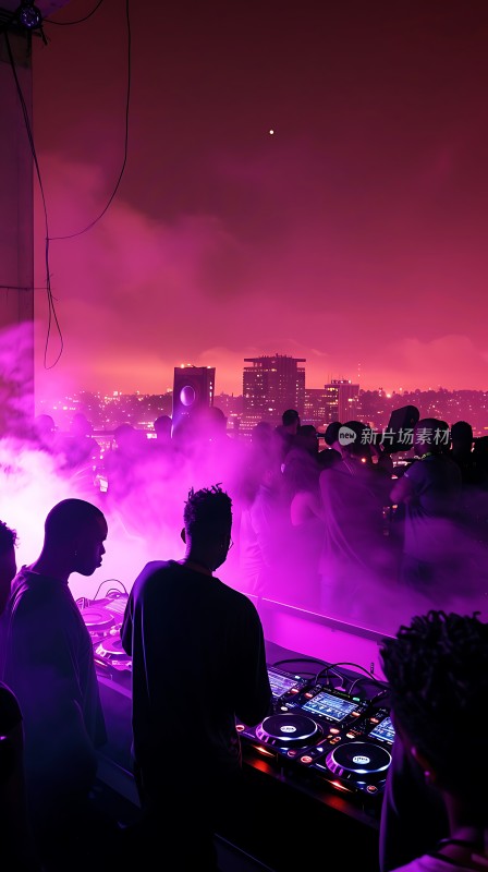 夜幕下的紫色派对DJ与城市天际线交织