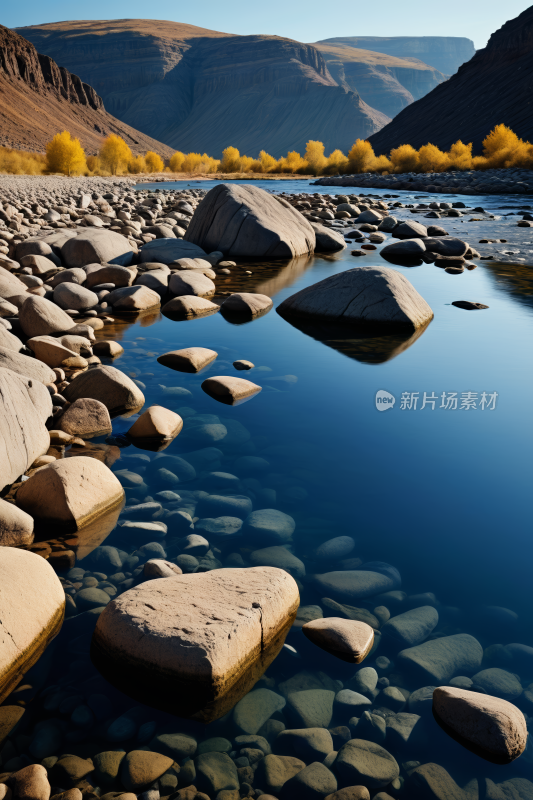 一条河里面有岩石和水高清风景图片