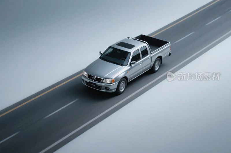 银色皮卡车公路行驶