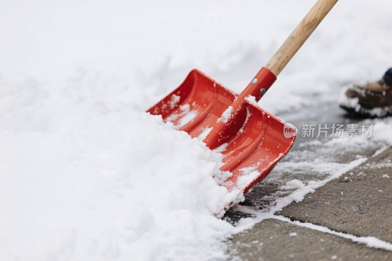 雪铲铲雪场景