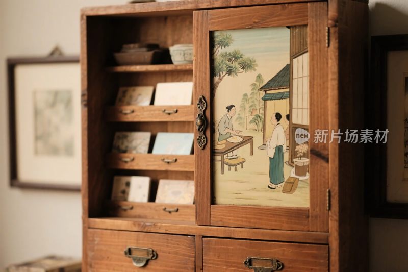 复古木质收纳柜与中式绘画