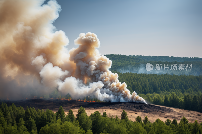 森林大火冒出浓烟一座小山风光风景图片