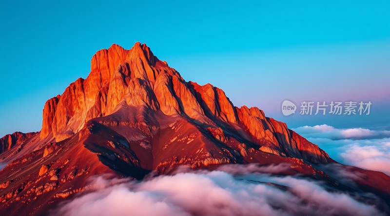 日出时分的巍峨山峰与云海相映成趣