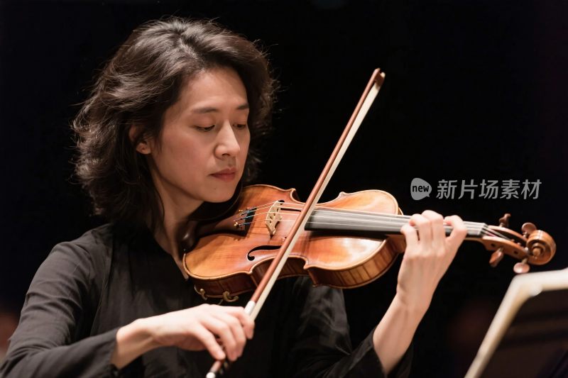 小提琴演奏者照片