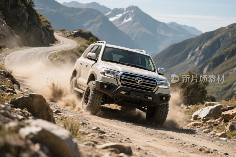 越野汽车行驶在山间土路上