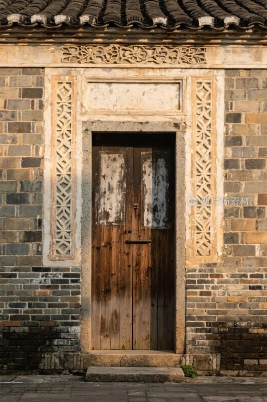 古建木门与砖墙装饰