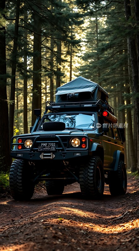 森林探险之旅越野车露营体验