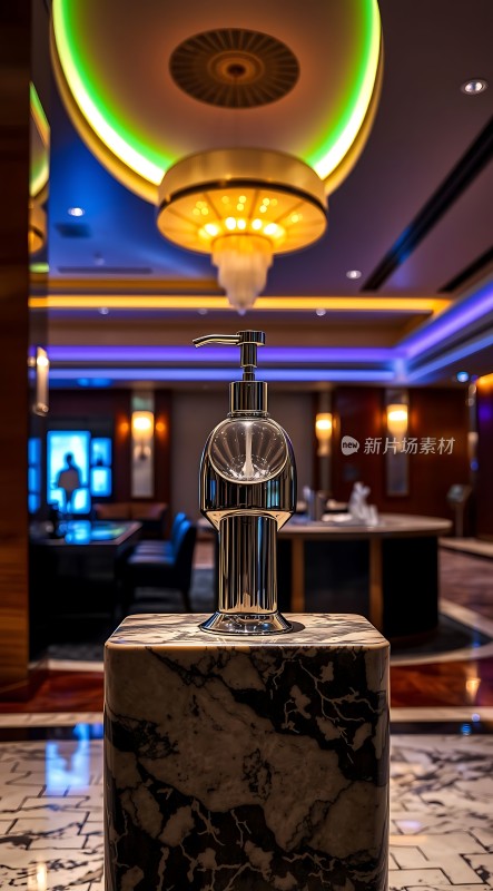 奢华大厅中的大理石洗手液台