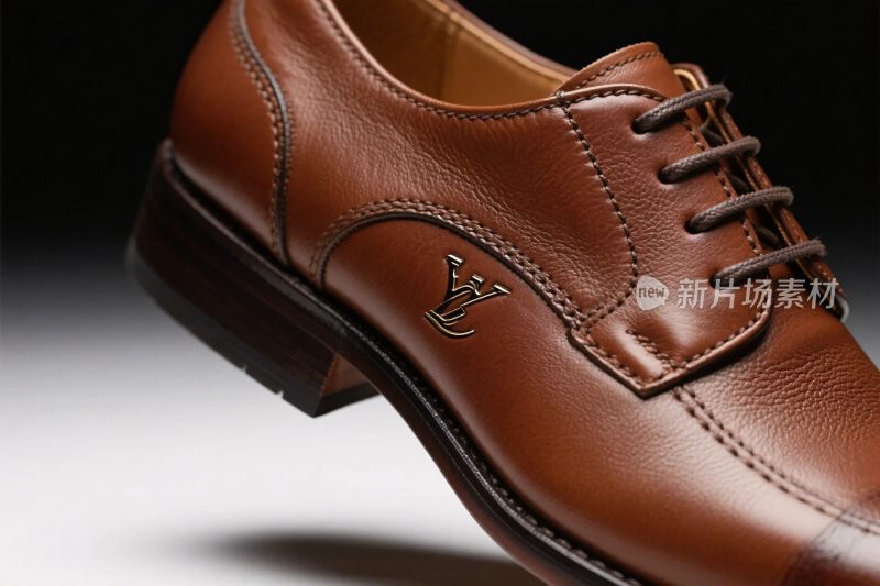 精致棕色皮鞋特写