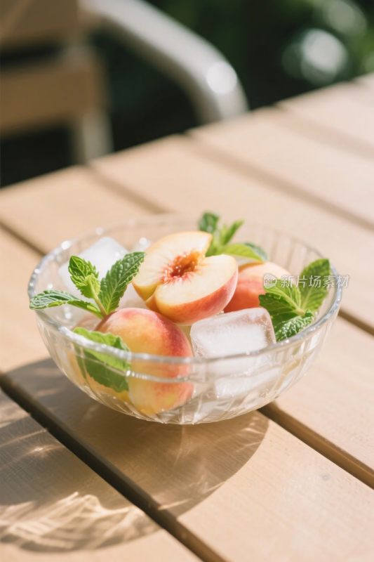 玻璃碗水果冰饮