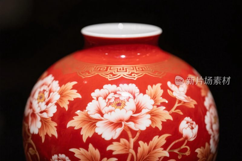 红色花卉陶瓷罐