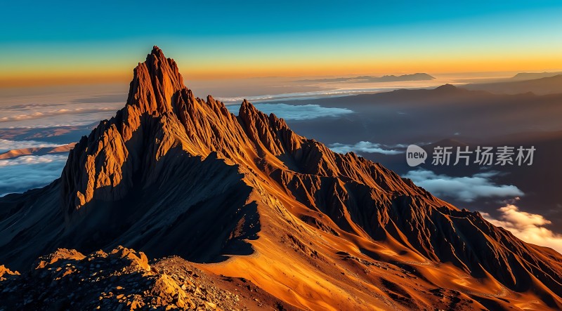 日出时分的壮观山峰