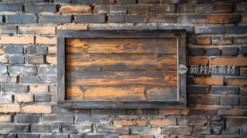 复古砖墙上的木制相框