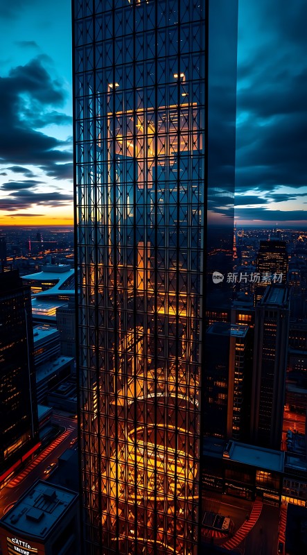 摩天大楼夜幕下的璀璨光芒