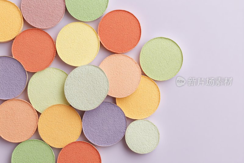 多彩圆形粉饼排列画面