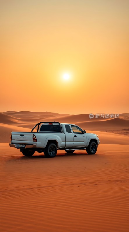 沙漠落日下的白色皮卡车