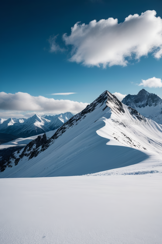 雪山斜坡上蓝天高清风景图片