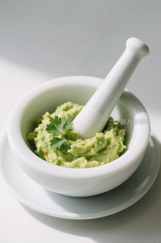 白色研钵里的绿色食物