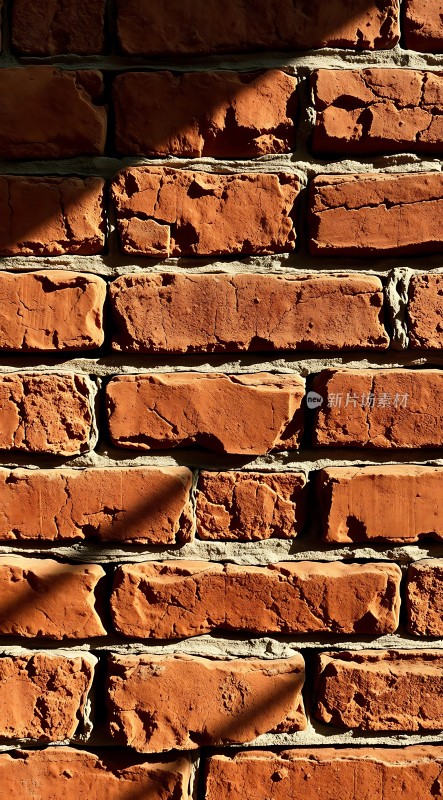 红砖墙光影交错展现独特魅力