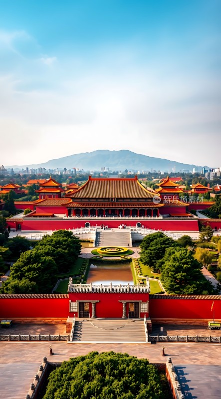 故宫红墙绿树映蓝天