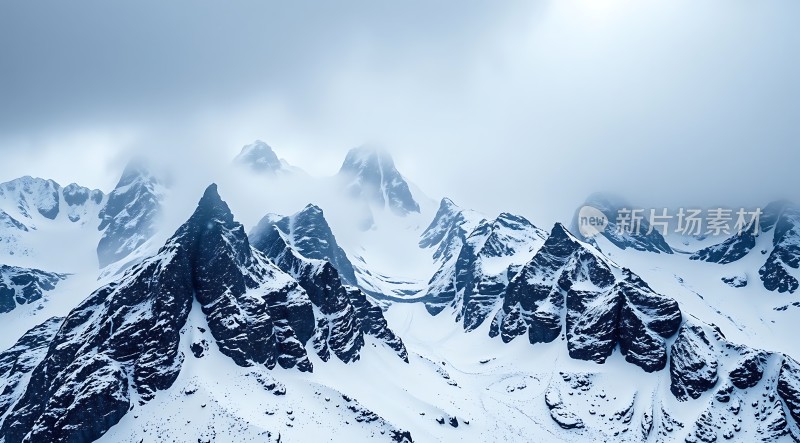 雪域雄峰云雾缭绕展现大自然的壮丽与神秘