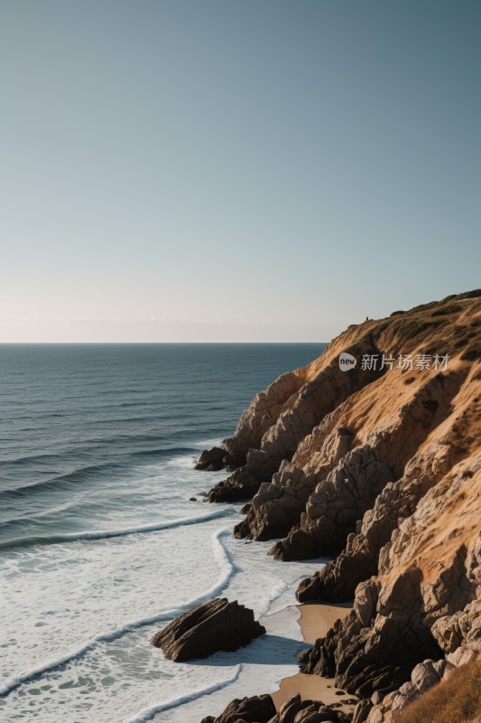 一个人站在悬崖上俯瞰大海高清风景图片