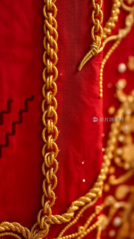 红色布料上的金色链条装饰