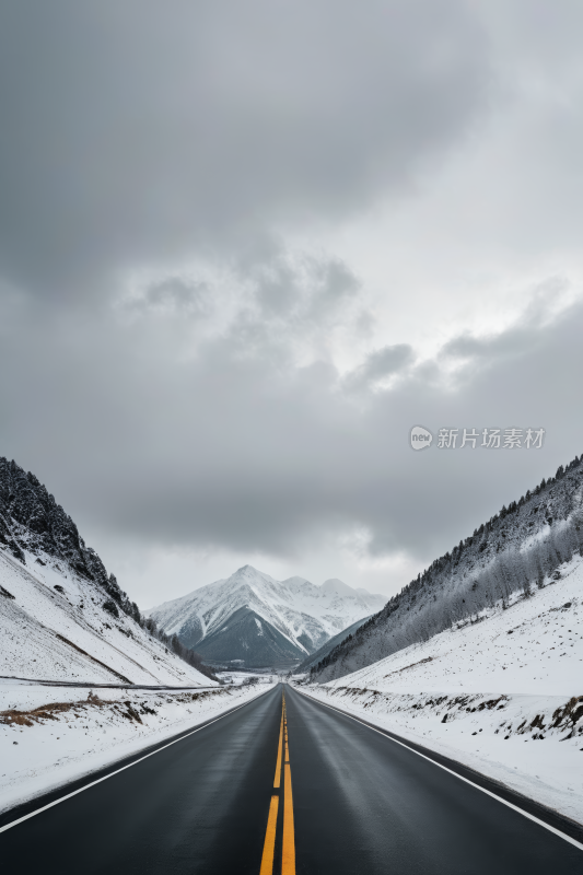 雪山中央的黄线路高清风景图片