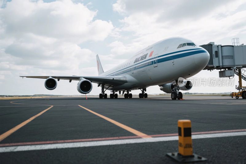 机场停机坪上的大型客机